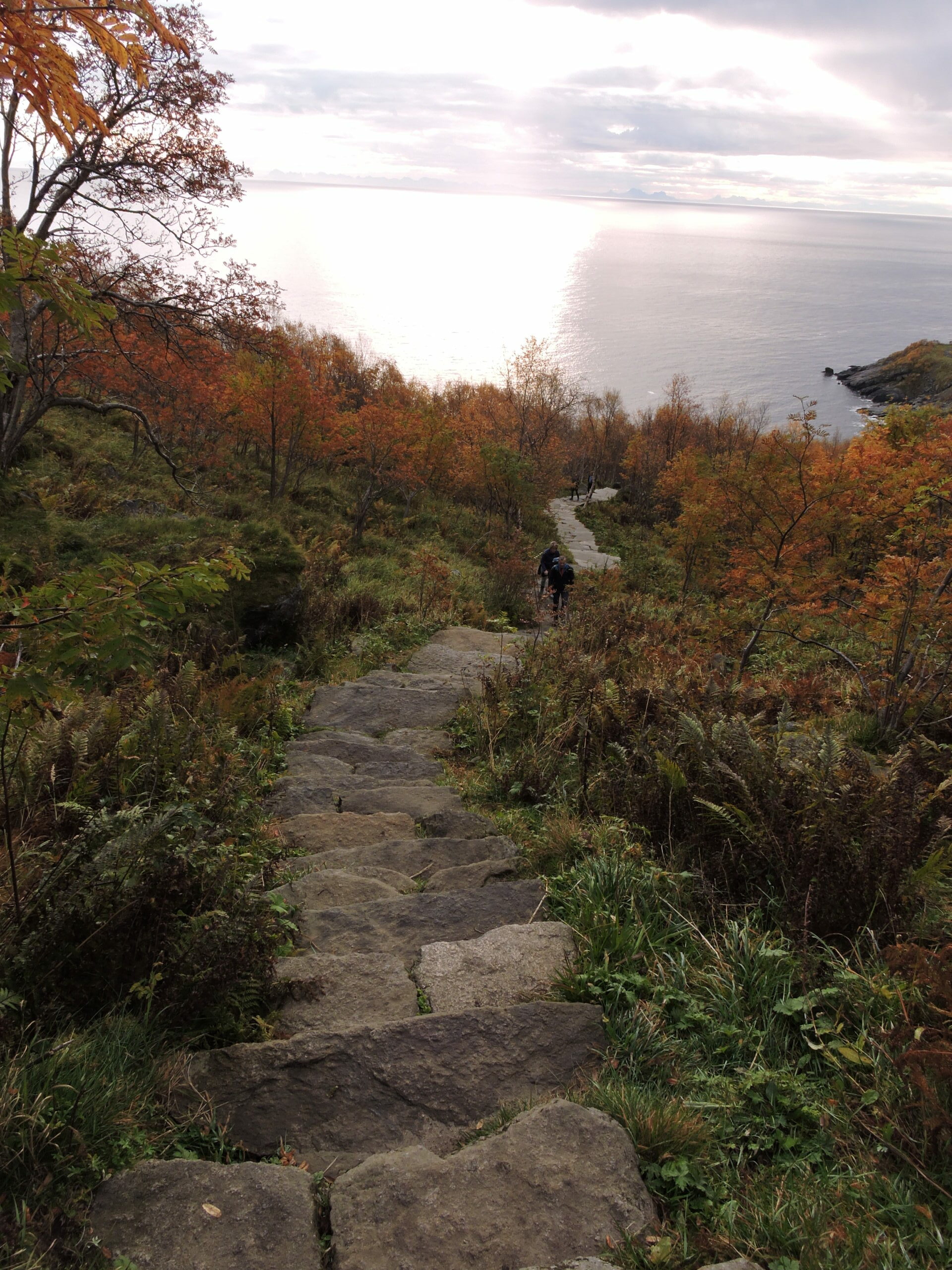 Montée de l'escalier du Reinebringen au lever du soleil