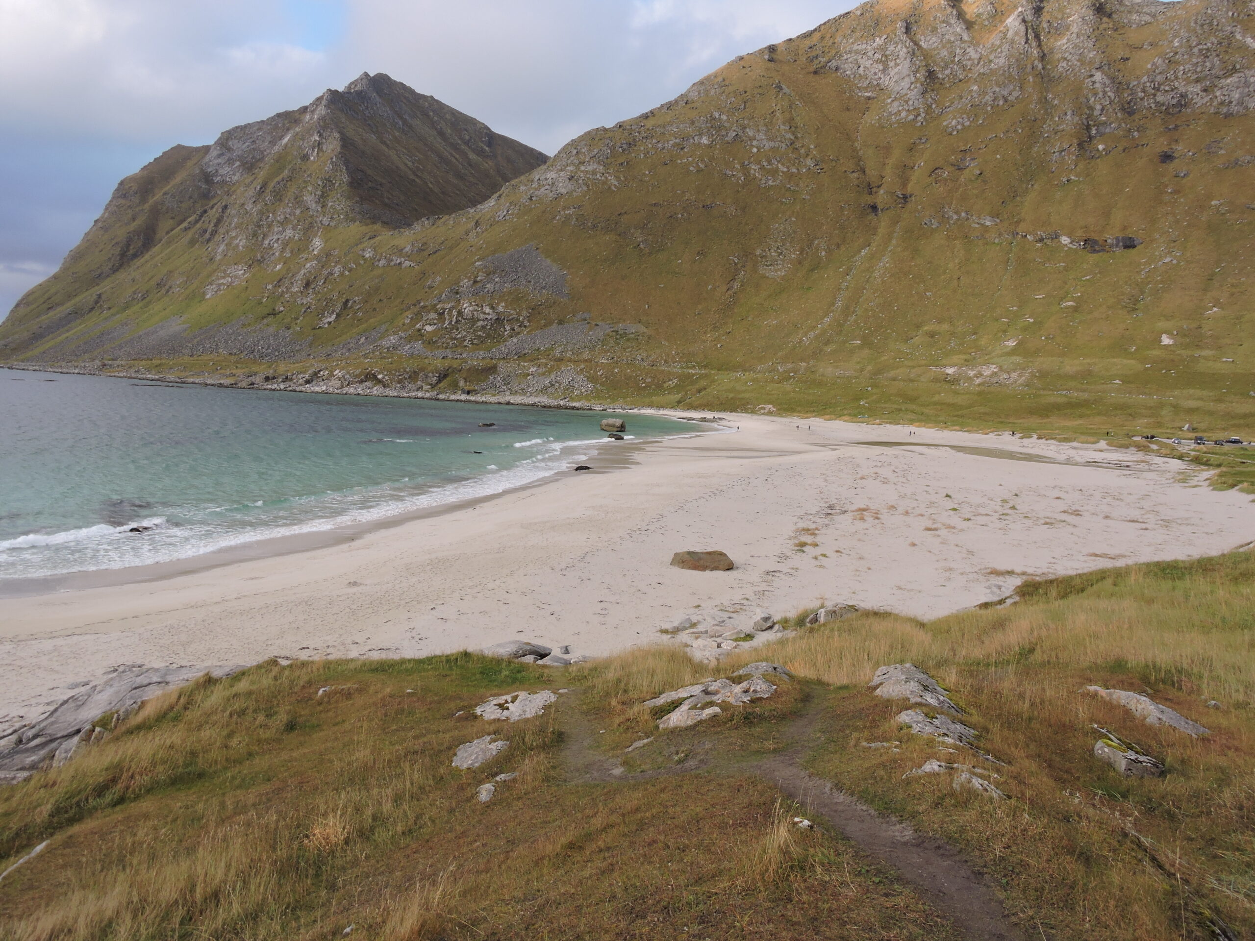 Plage des Lofoten avec montagnes en arrière-plan
