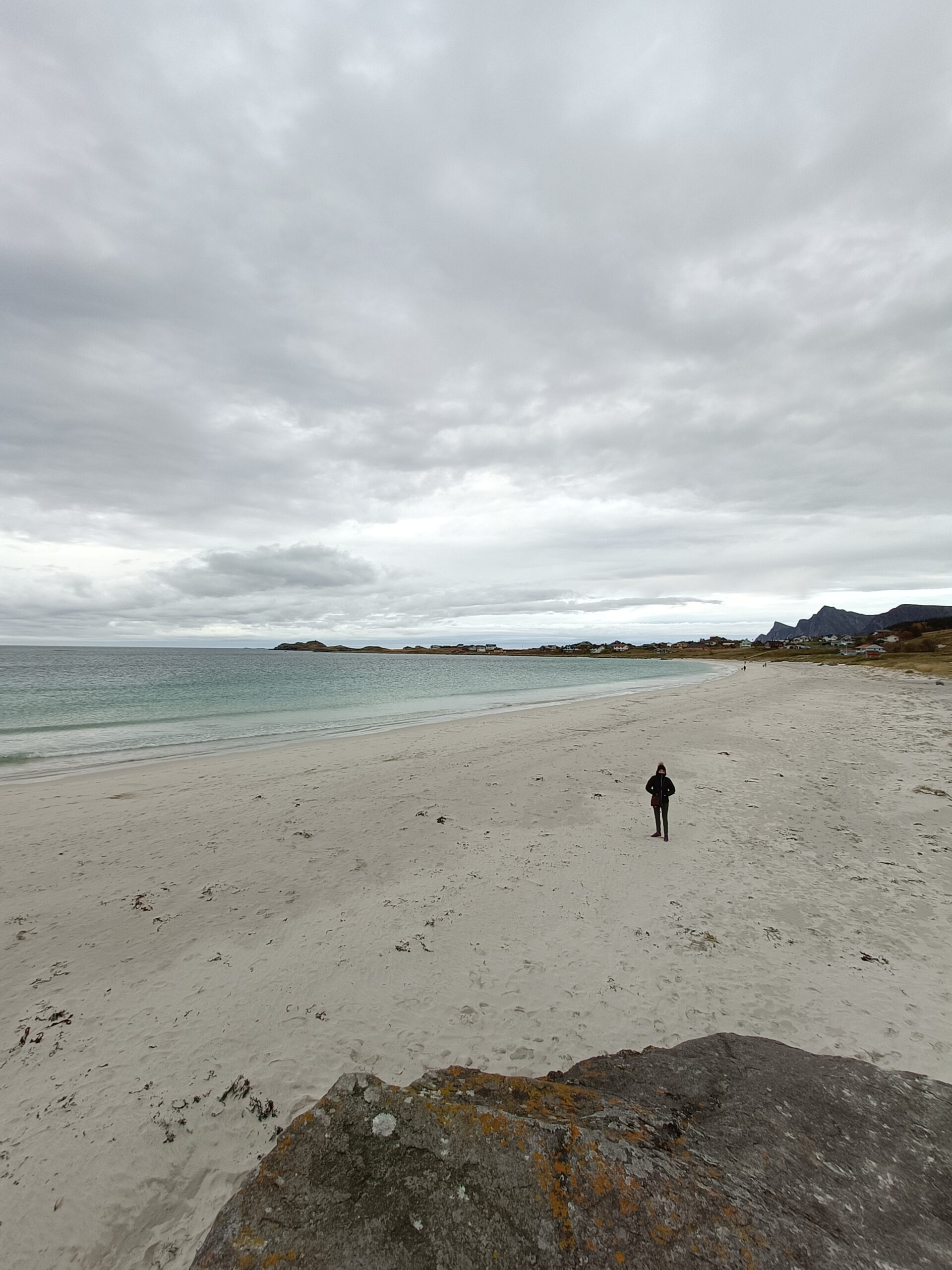 Vue sur Haukland Beach au fil du road trip entre Reine et Leknes