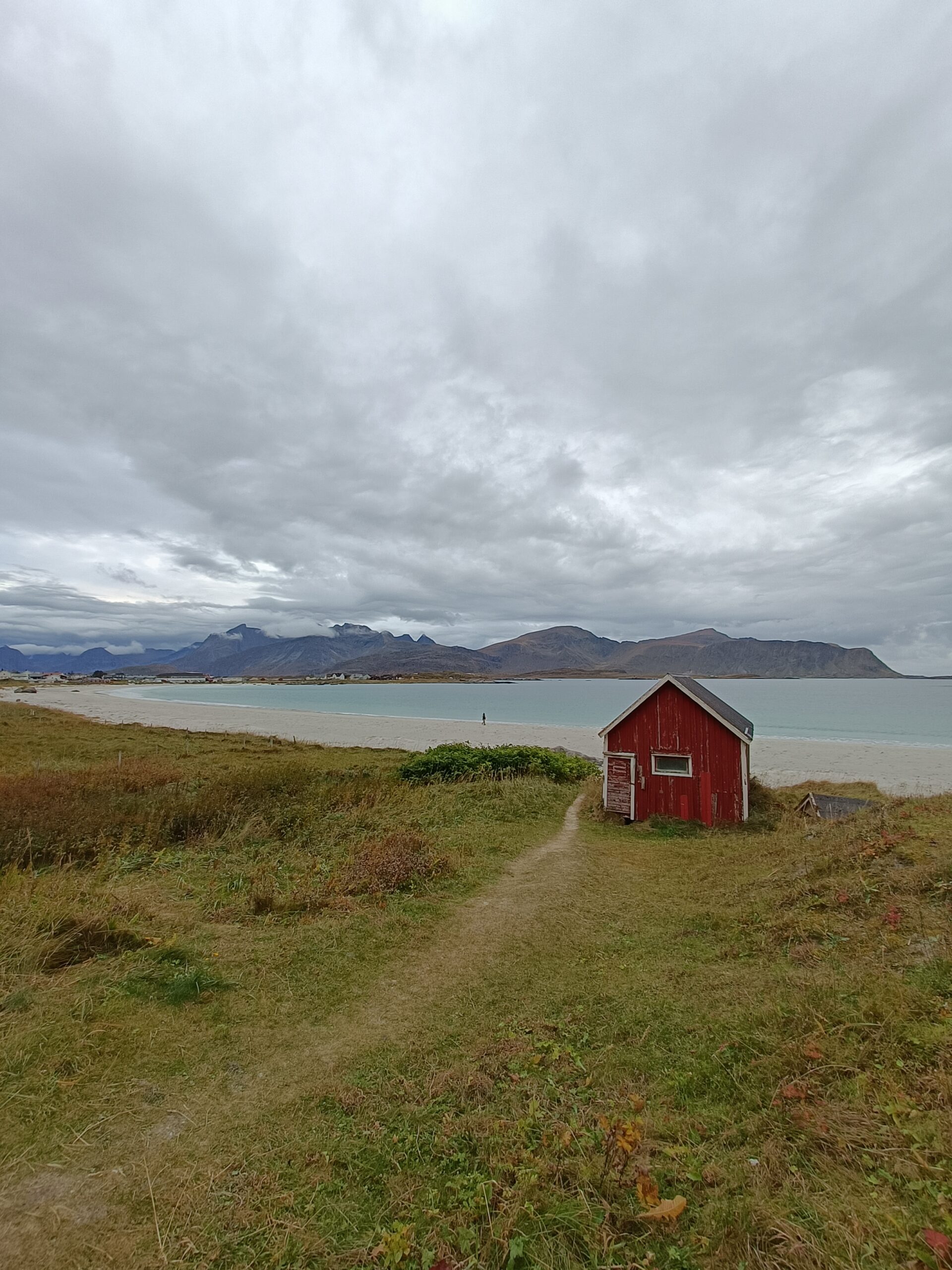 Ramberg Beach, grande plage en croissant aux Lofoten