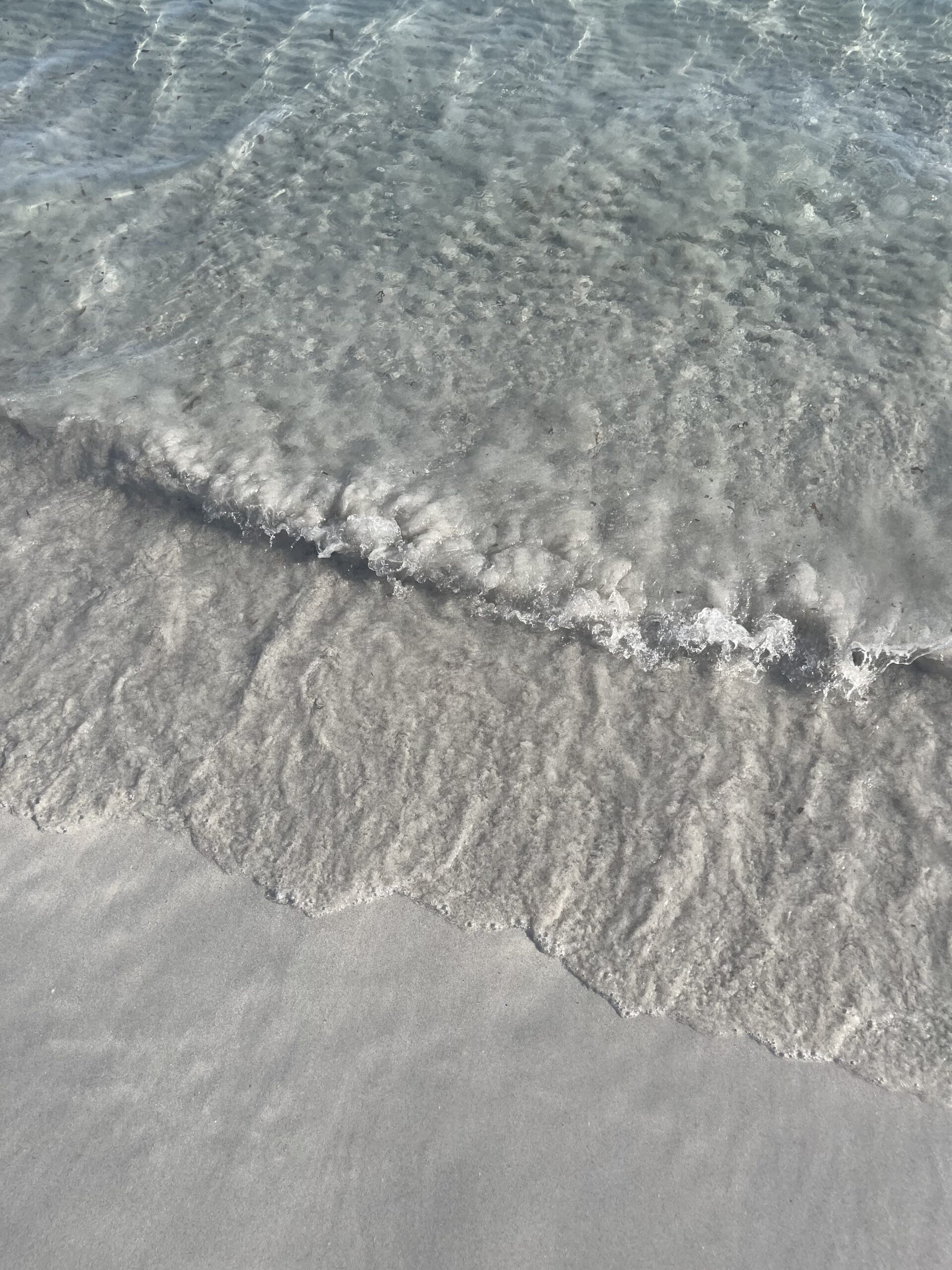 Eau turquoise et sable blanc de la plage de Roccapina